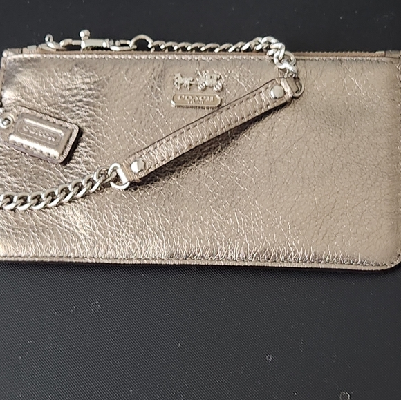 LADIES COACH GOLD LEATHER WRISTLET WITH TOP ZIPPER CLOSURE - Picture 3 of 5
